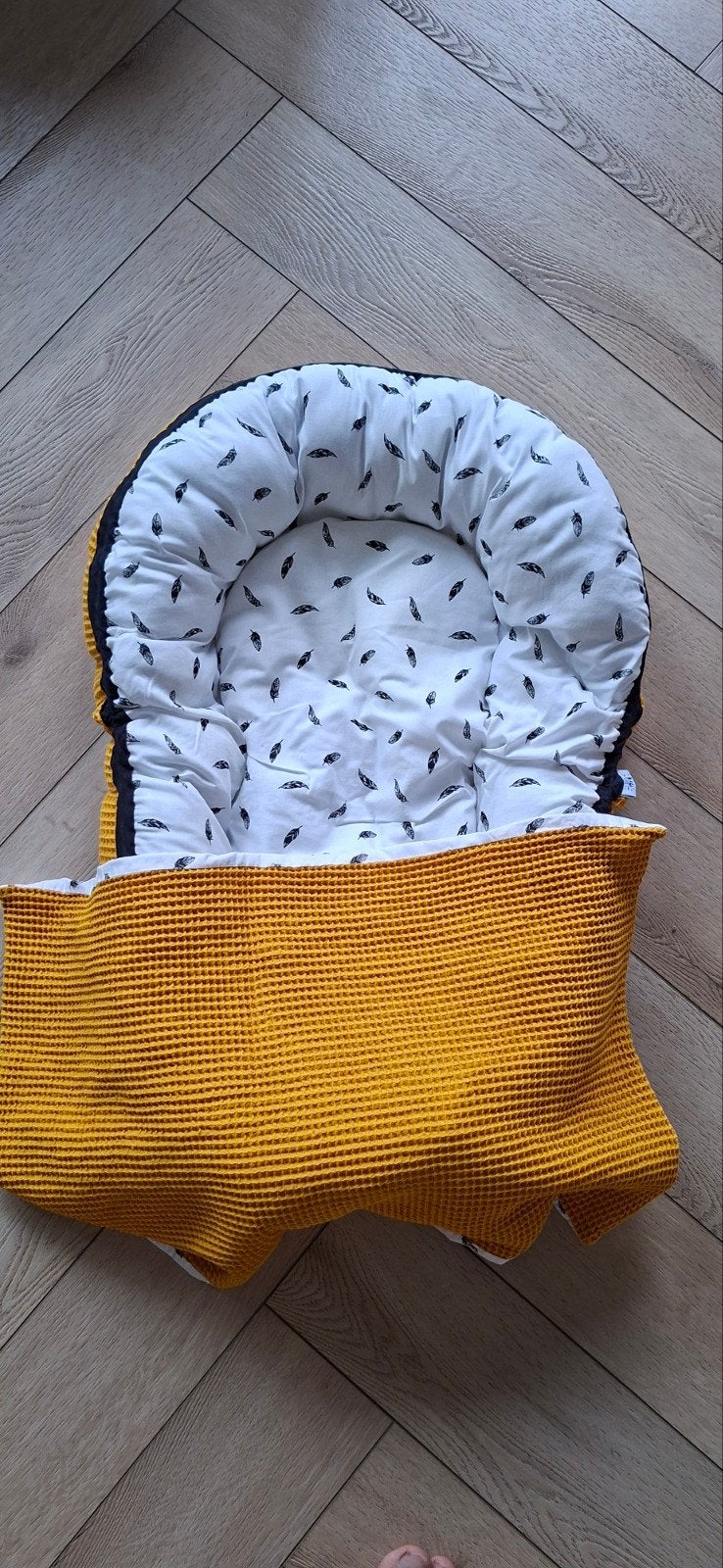 Babynestje oker geel met verenprint, Ophalen of Verzenden, Gebruikt, Overige typen