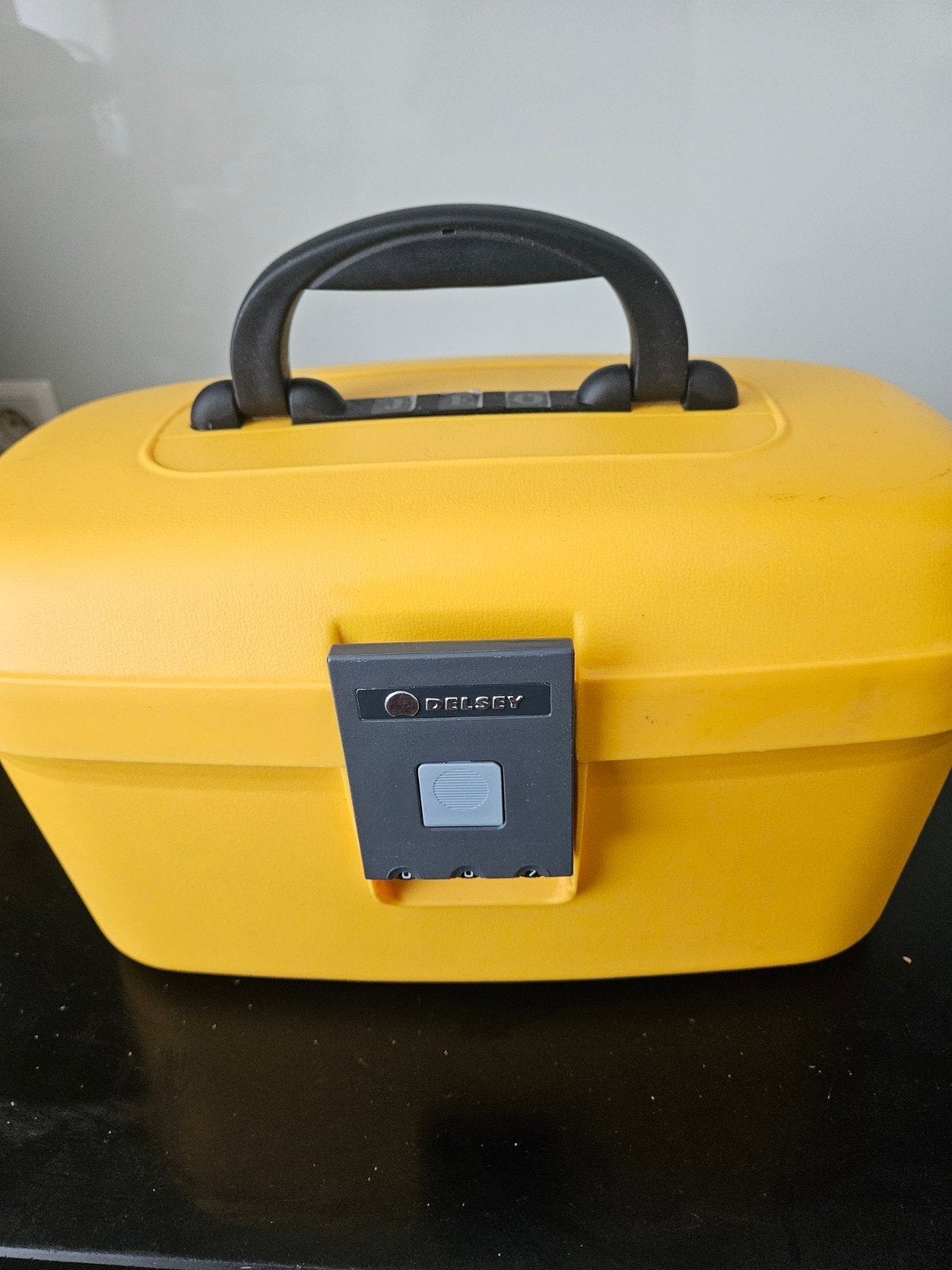 Delsey Beautycase - Geel met Spiegeltjes en Slot, Gebruikt, Geel, Met slot, Ophalen of Verzenden