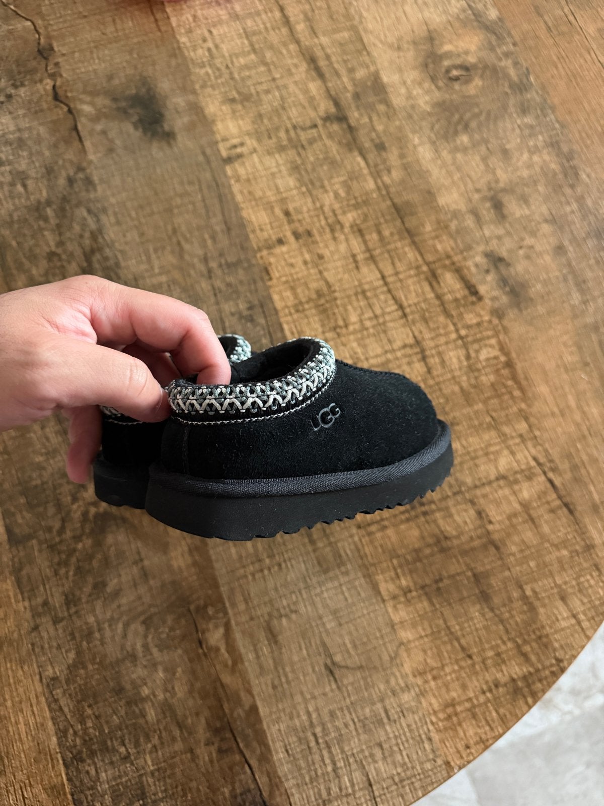 Nieuwe UGG babyslofjes - Zwart - Maat 23.5, Ophalen, Nieuw, Jongen of Meisje, Schoenen
