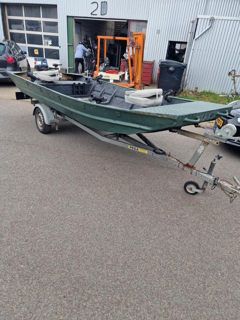 Tekoop aluminium platbodem visboot, Tot 10 pk, Aluminium, Ophalen of Verzenden, 3 tot 6 meter