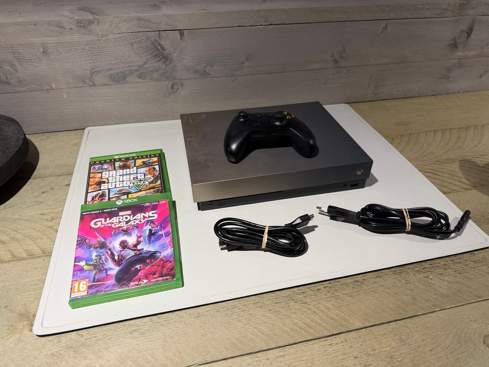 Xbox One X 1TB Gold Rush Edition met games en controller, Gebruikt, 1 speler, Ophalen of Verzenden, Nvt
