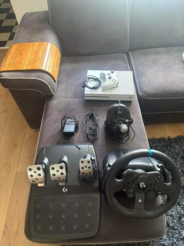 XBOX ONE S met Logitech g923 met shifter, Spelcomputers en Games, Spelcomputers | Xbox | Accessoires, Ophalen, Zo goed als nieuw