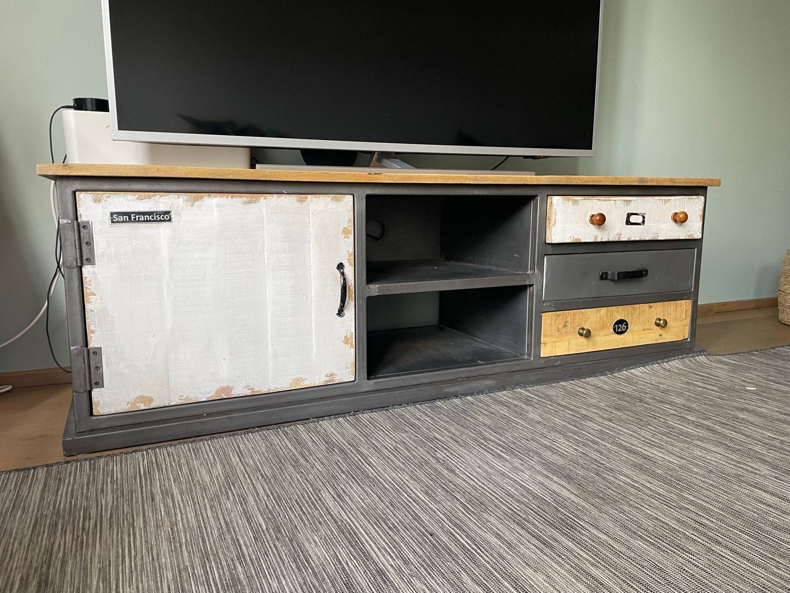 Robuuste Houten en Metalen TV-Tafel - 160,5 cm Breed, Gebruikt, 150 tot 200 cm, Ophalen of Verzenden, Minder dan 100 cm