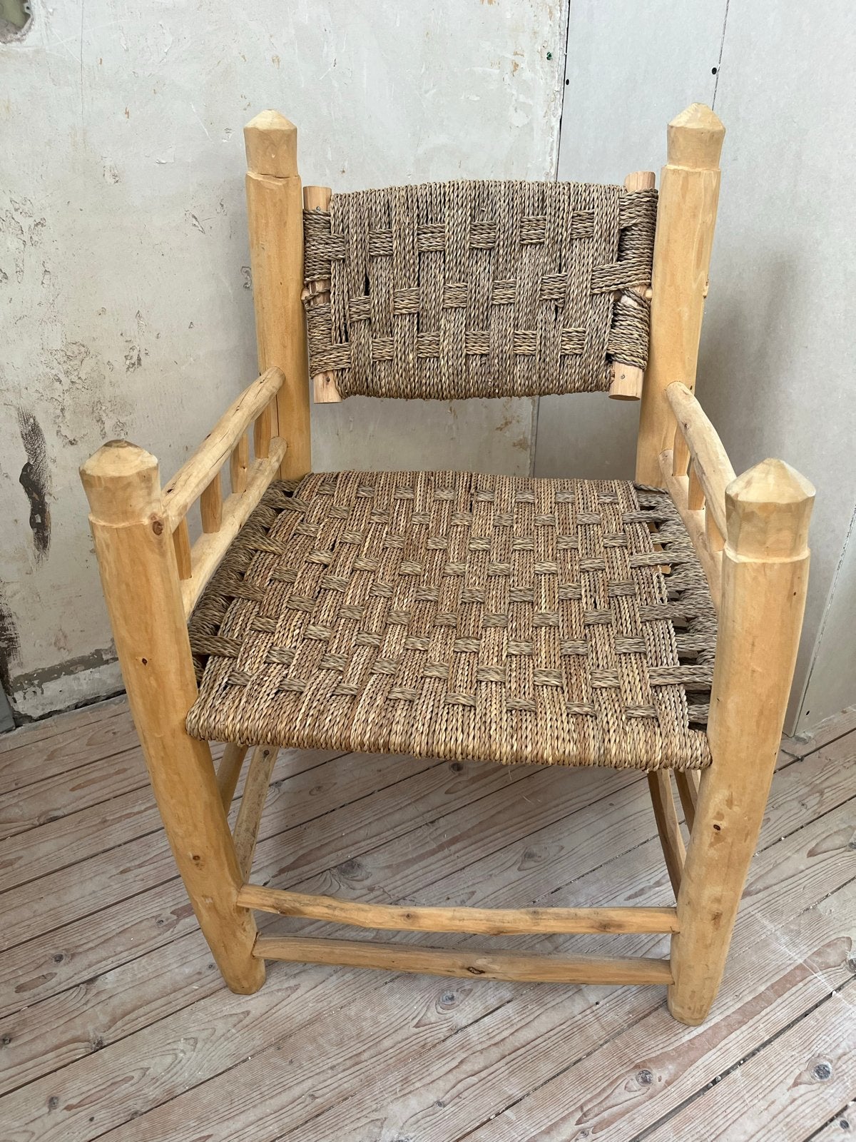 Robuuste handgemaakte houten fauteuil, Huis en Inrichting, Ophalen, Gebruikt, Bruin, Eén