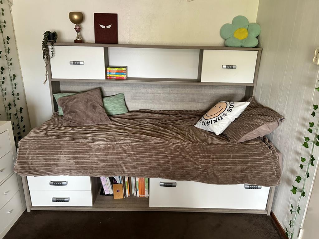 Bed (1pers) met bureau en opberging, Ophalen, 85 tot 100 cm, Zo goed als nieuw, Lattenbodem