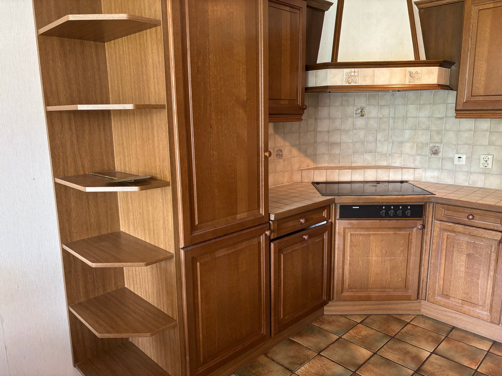 Complete hoekkeuken met bar, Huis en Inrichting, Keuken | Complete keukens, Ophalen, Gebruikt, Bruin, Hoekkeuken