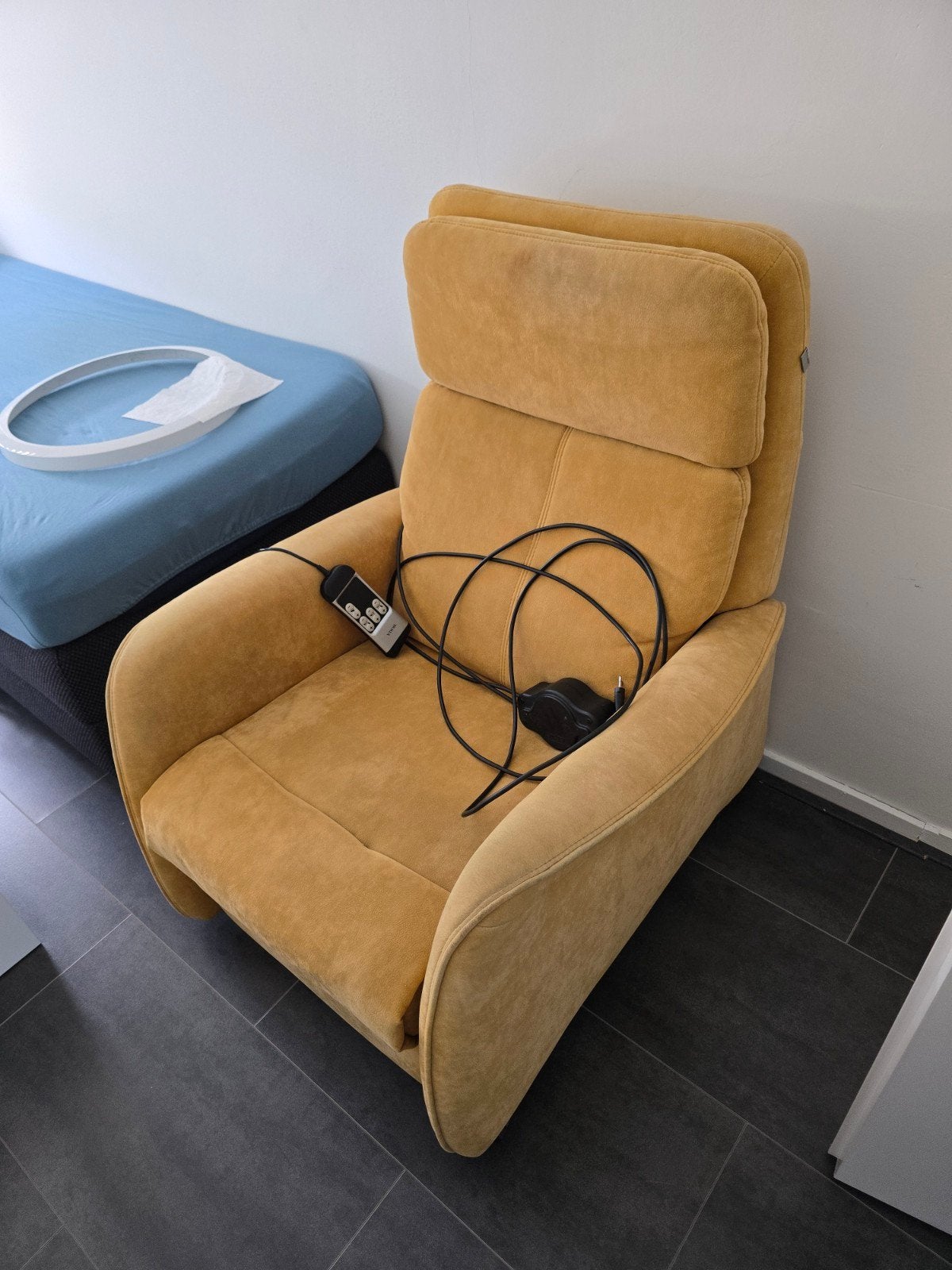 Comfortabele okergele relaxfauteuil met afstandsbediening, Huis en Inrichting, Fauteuils, Ophalen, Modern, Comfortabel, Gebruikt