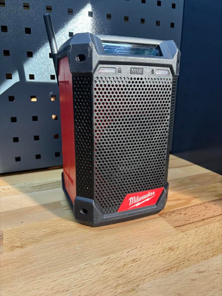 Milwaukee M12 Bouwradio met Accu - Compact en Krachtig, Audio, Tv en Foto, Radio's, Ophalen of Verzenden, Gebruikt, Bouwradio