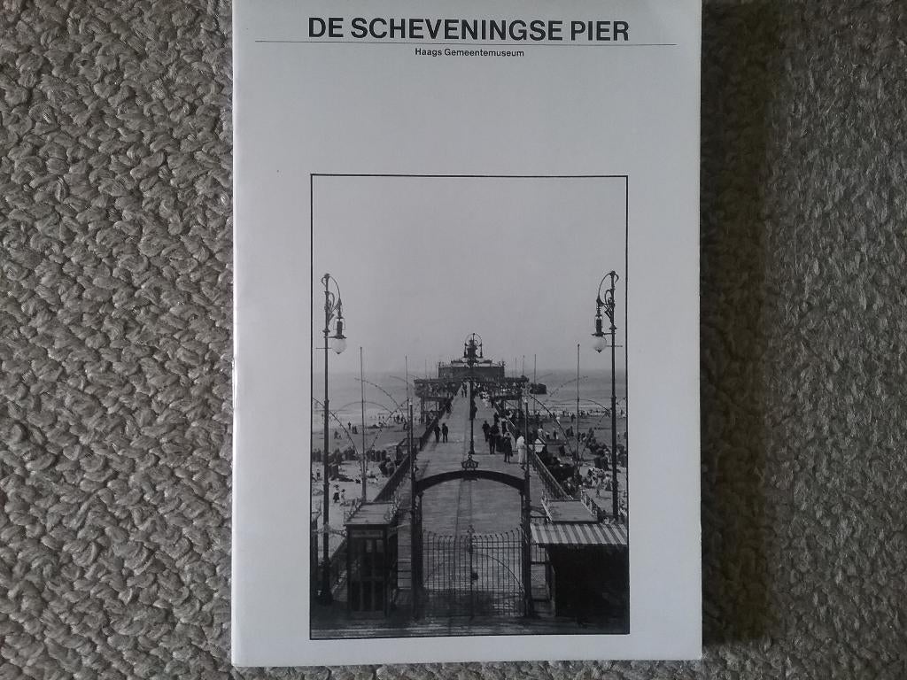 De Scheveningse Pier (1978; Haags Gemeentemuseum), Ophalen of Verzenden, Gelezen