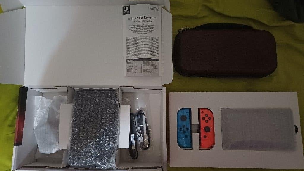 Nintendo Switch met accessoires en games, Ophalen, Met games, Met 2 controllers, Zo goed als nieuw