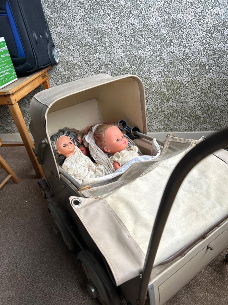 Vintage poppenwagen met antieke poppen, Antiek en Kunst, Ophalen