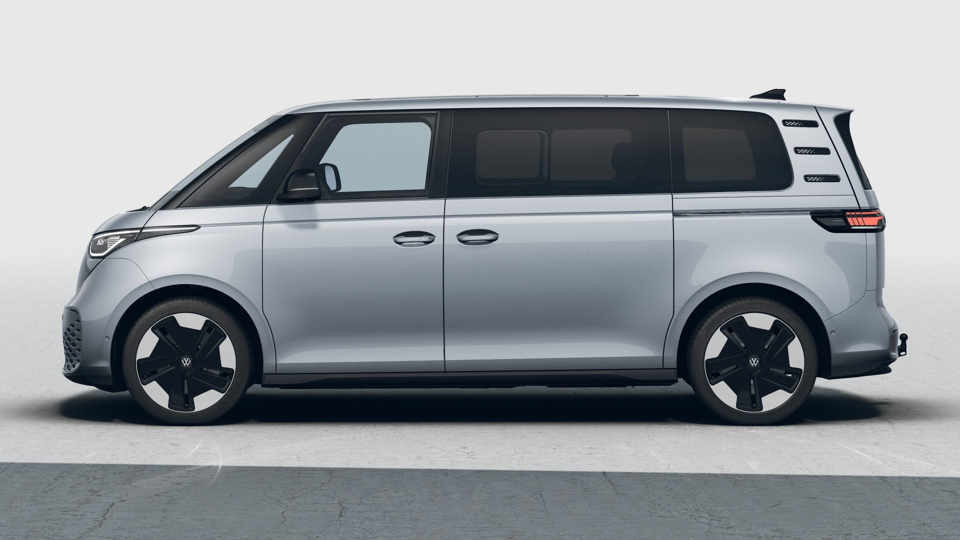 Volkswagen ID. Buzz Pro Bulli 286pk 86 kWh LWB 7p. | Velgen, Auto's, 12 maanden, Achterwielaandrijving, Zwart, 7 stoelen