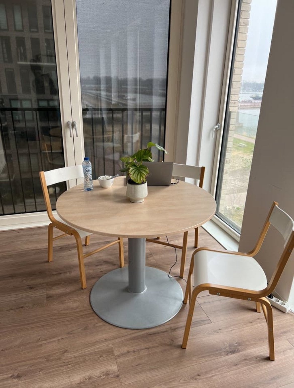 Moderne ronde eetkamertafel met centrale poot – Ø 100 cm, Huis en Inrichting, Ophalen, Zo goed als nieuw, Rond, 100 tot 150 cm