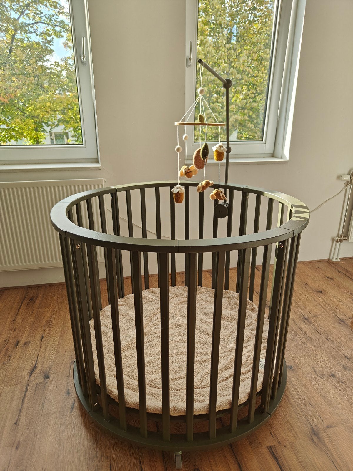 Ronde box met 3 boxkleden, mobielhouder en mobiel, Ophalen, Gebruikt, Rond, In hoogte verstelbaar