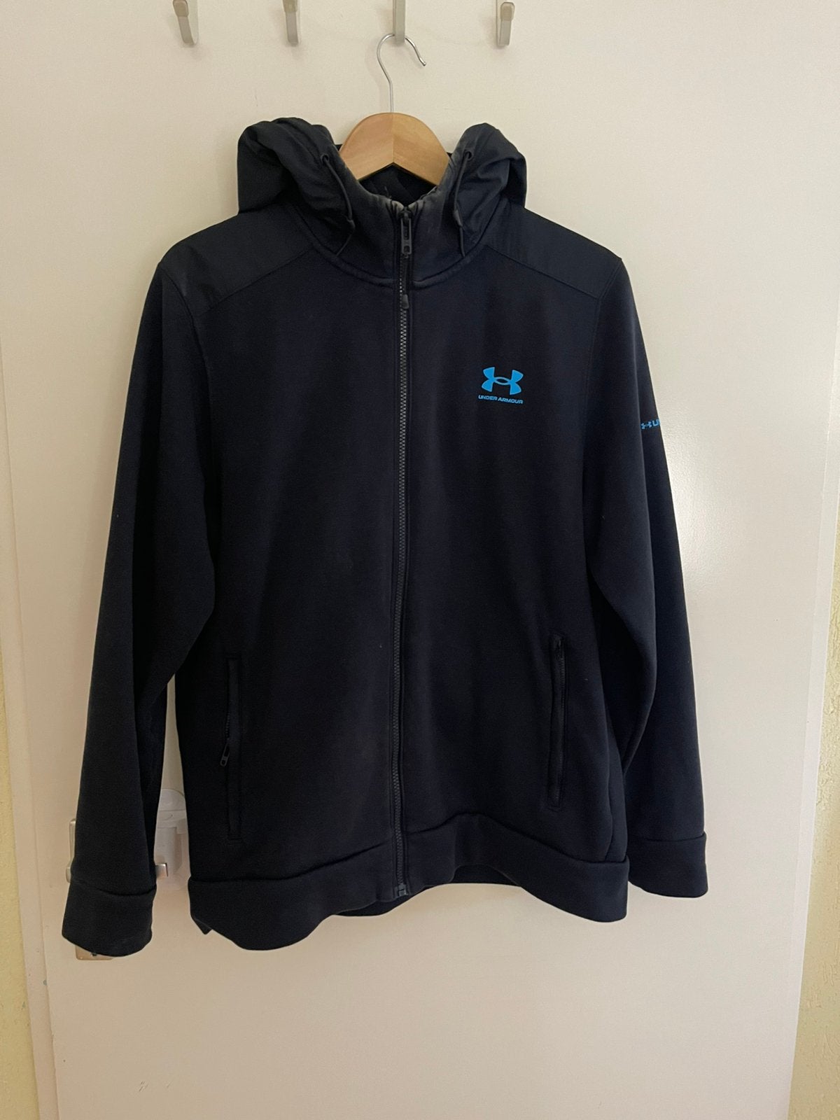 UA vest zwart met blauw orgi, Verzenden, Zo goed als nieuw, Jongen, Trui of Vest