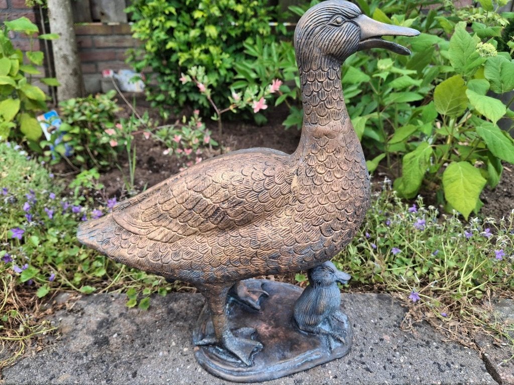Oud bronzen tuinbeeld, water spuwende eend met kuiken, Ophalen of Verzenden, Overige materialen, Dierenbeeld