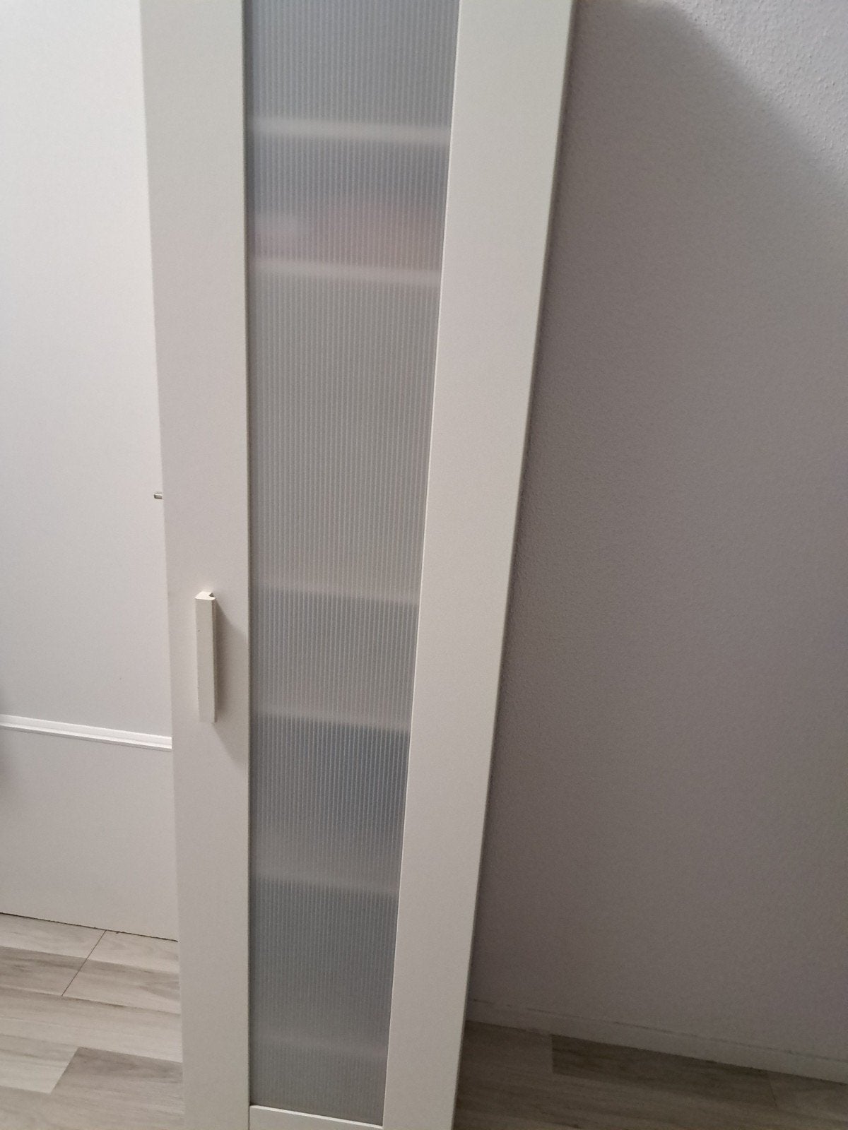 Witte kast met planken en kunststof deur, Ophalen, Glas, 150 tot 200 cm, 25 tot 50 cm