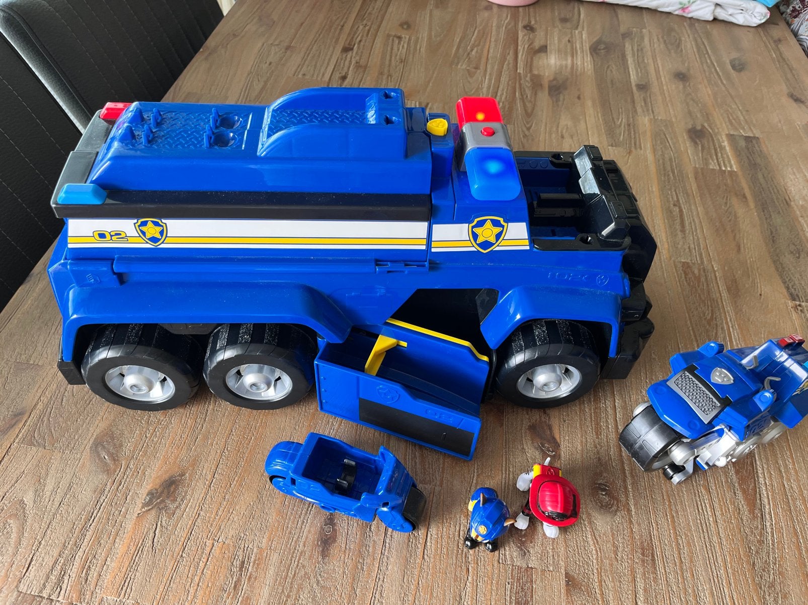Paw Patrol Ultimate Rescue Politie Cruiser met Figuren, Ophalen, Gebruikt