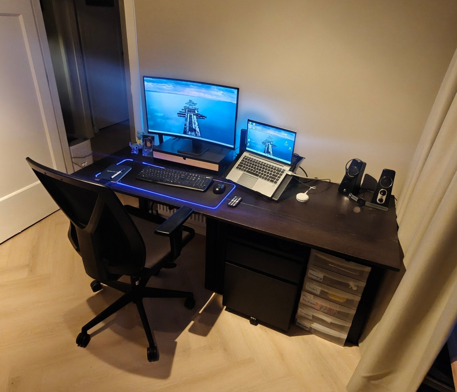 gratis: 2x IKEA uitschuifbare tafel / bureau, Huis en Inrichting, Tafels | Eettafels, Ophalen, Gebruikt, 50 tot 100 cm, 50 tot 100 cm