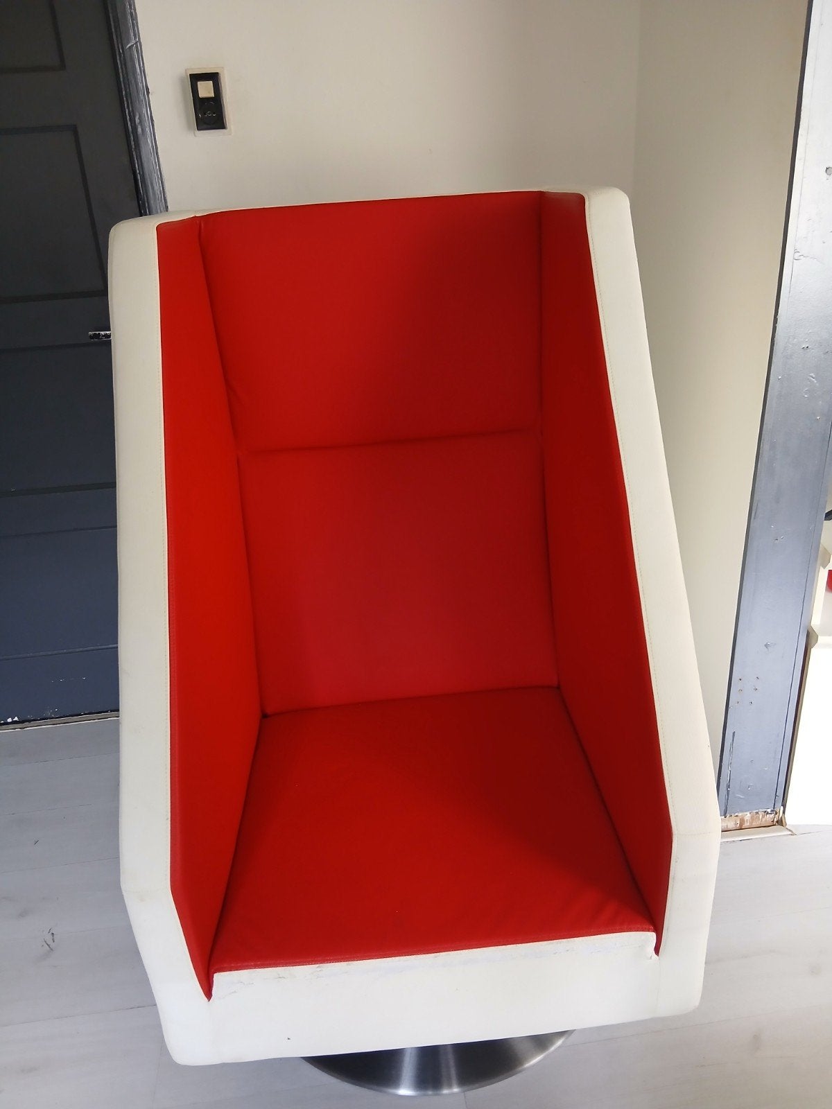 Moderne draaibare fauteuil wit met rood, Huis en Inrichting, Stoelen, Ophalen, Gebruikt, Wit, Stof