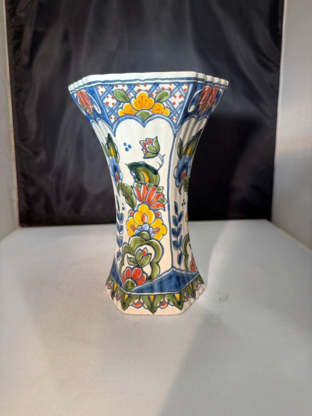 Prachtige handgeschilderde Makkum vaas, bloemmotief, Antiek en Kunst, Ophalen of Verzenden