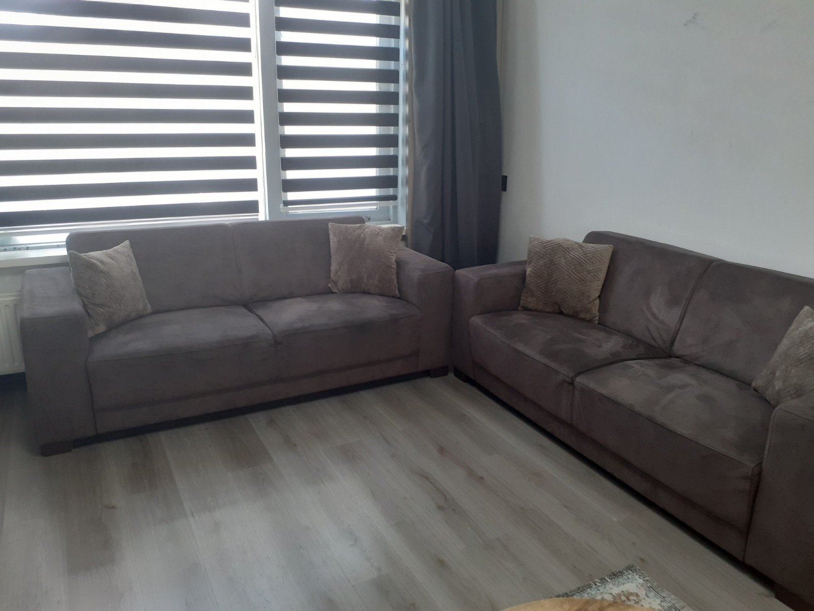 Gratis af te halen: Comfortabele bank met hocker, Huis en Inrichting, Banken | Bankstellen, Gebruikt, Driepersoons, 75 tot 100 cm