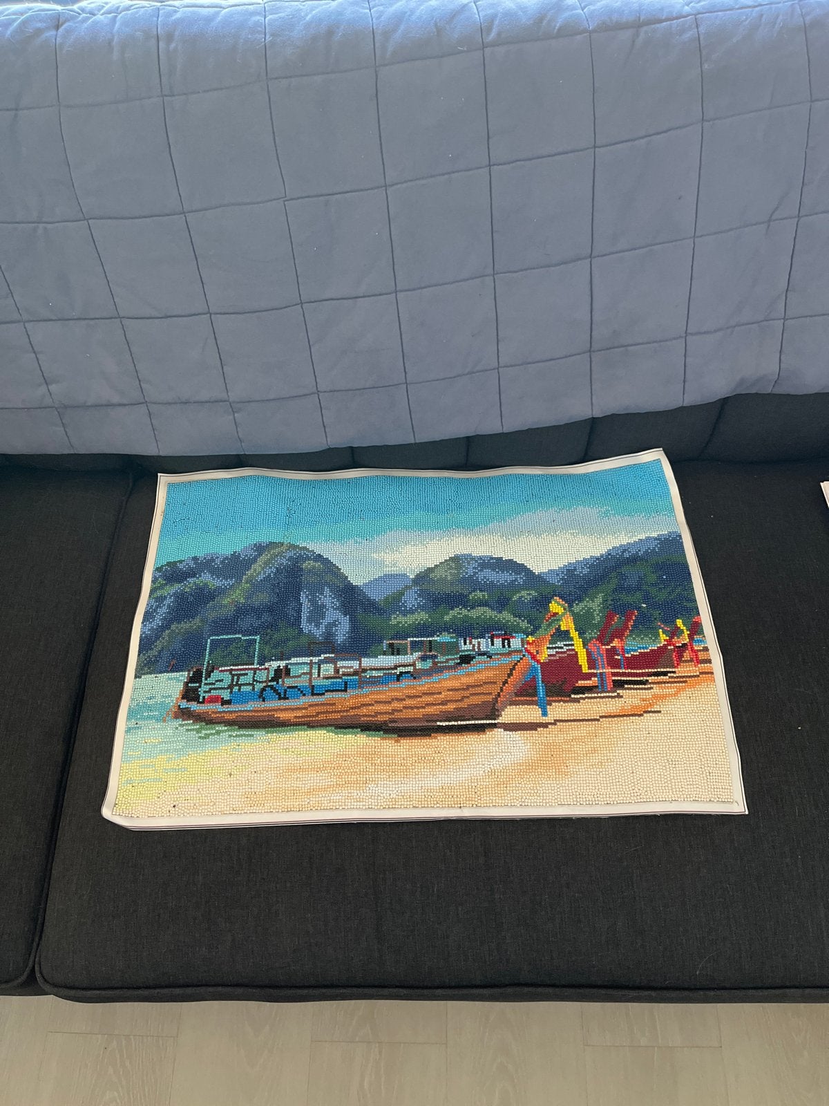 Borduurwerk van Thaise boten op strand, Antiek en Kunst, Kunst | Schilderijen | Klassiek, Ophalen, Maritiem / water, Doek, Realistisch
