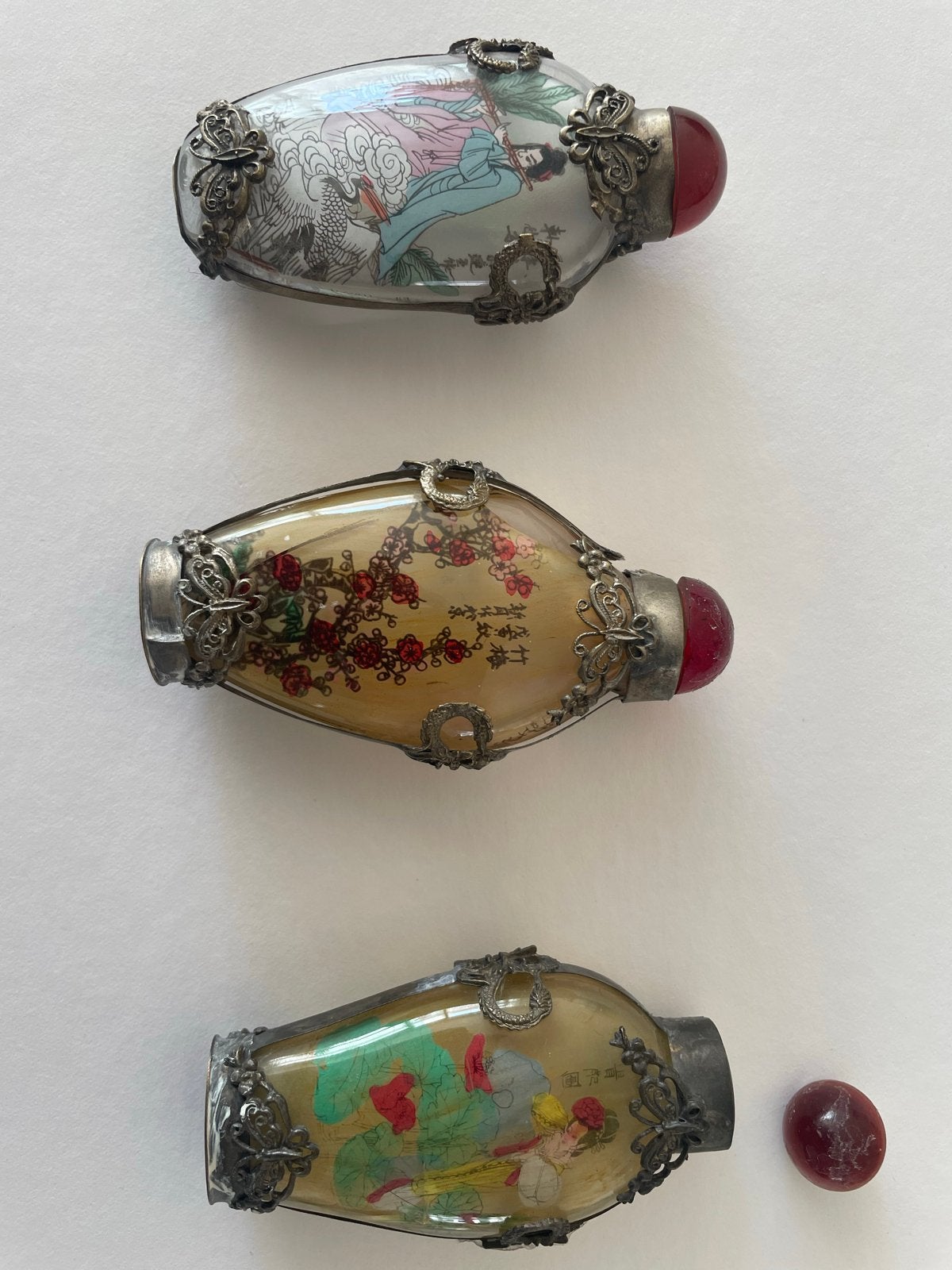 Set van 3 Chinese snuifflesjes en 1 ivoren flesje, Antiek en Kunst, Overige typen, Handgemaakt, Ophalen of Verzenden, 9 cm