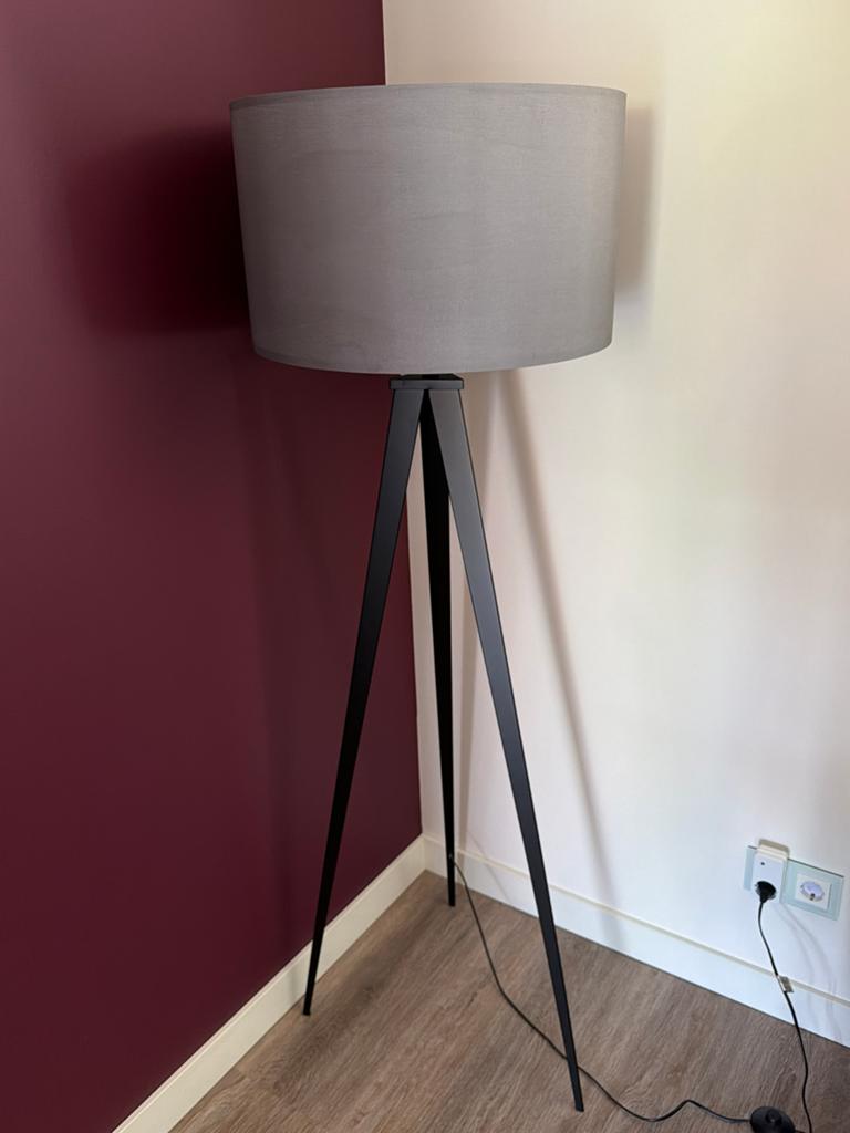 Vloerlamp met grijze kap en zwart metalen frame merk Zuiver, Info@zuiver.nl, Ophalen of Verzenden, Zo goed als nieuw, Info@zuiver.nl