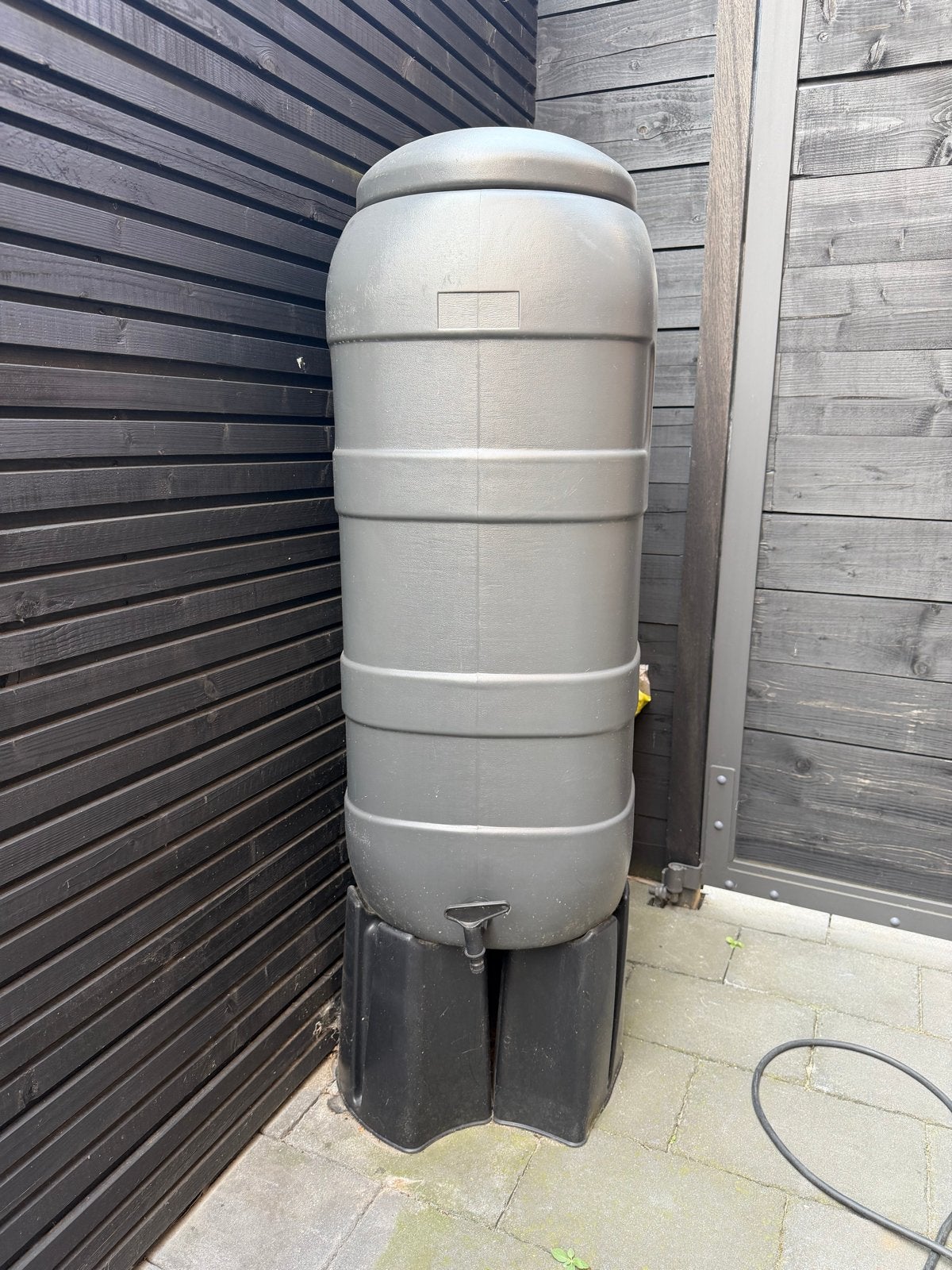 Regenton harcostar rainsaver 100L grijs met voet en kraantje, Ophalen, Kunststof, Gebruikt, Met kraantje