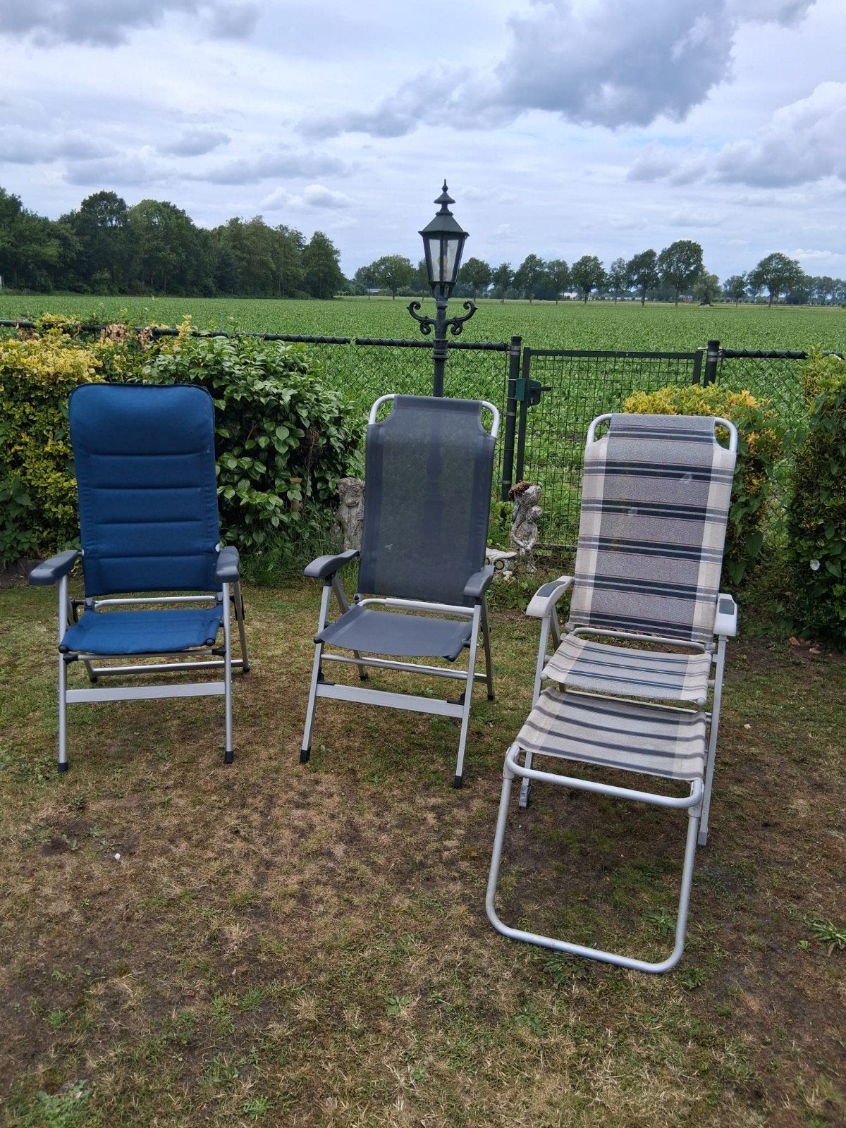 3 Campingstoelen, waarvan 1 met voetenbankje, Ophalen