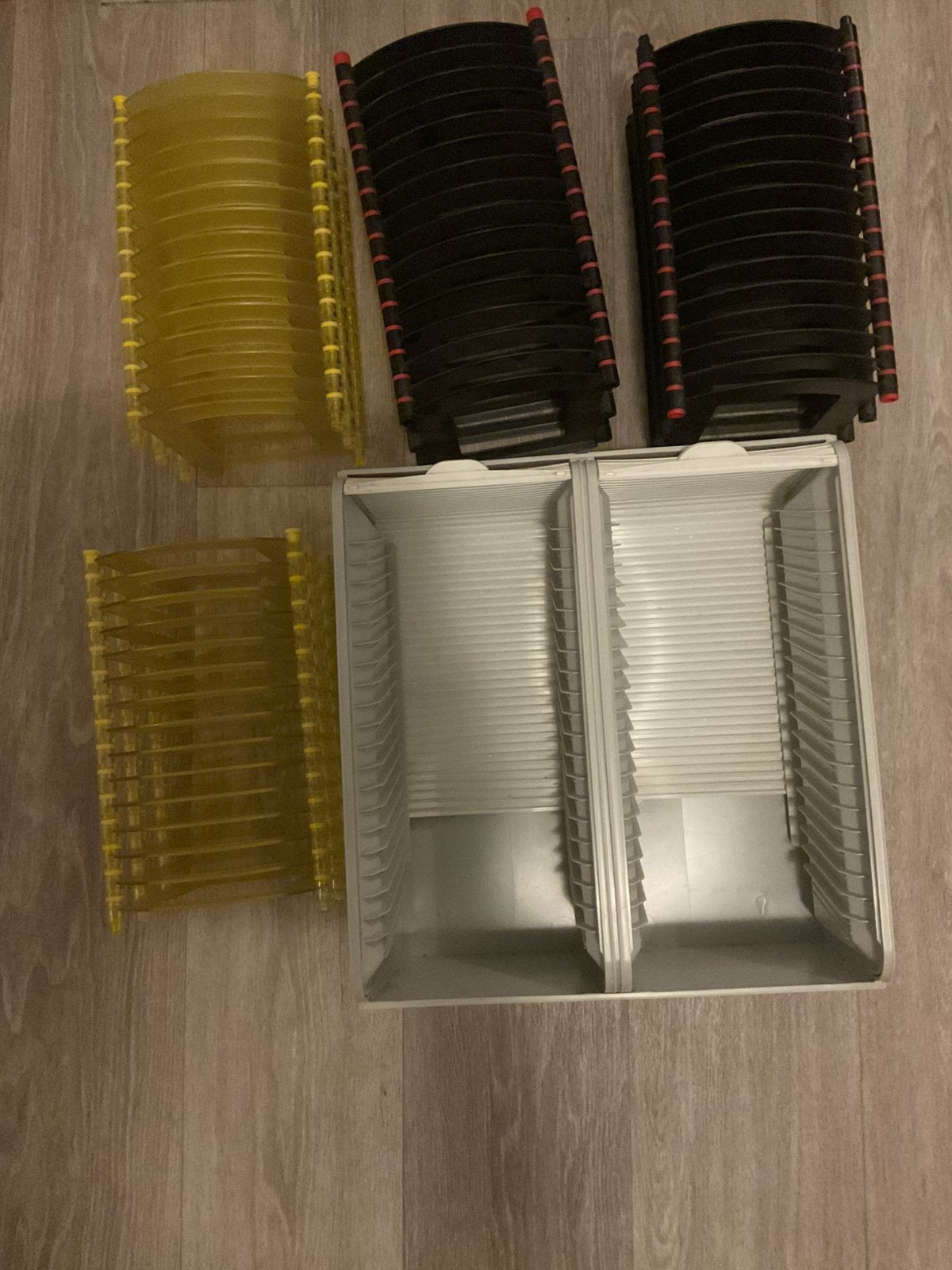 cd rekjes, Huis en Inrichting, Woonaccessoires | Cd- en Dvd-rekken, Ophalen, Zo goed als nieuw, Kunststof, Cd's