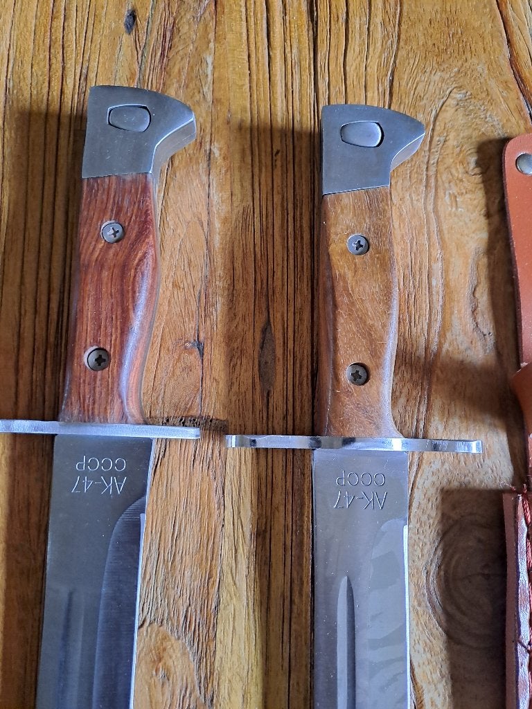 Foto 2 van Set met 2 Enorme AK47 Bajonetten AANBIEDING!