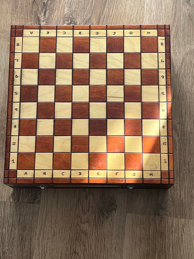 Vintage Uniek Houten Schaakspel - Compleet met Schaakstukken, Een of twee spelers, Ophalen of Verzenden, Zo goed als nieuw, Reisspel