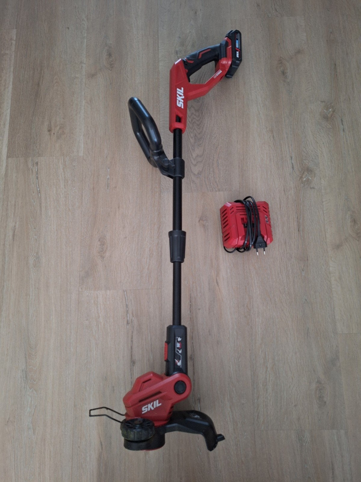 SKIL 20V Accu Grastrimmer 0230AA 25cm incl. Accu + Snellader, Ophalen, Accu, Zo goed als nieuw, SKIL