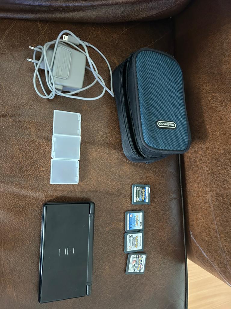Nintendo DS Lite + Case + Pokemon Spellen, Spelcomputers en Games, Spelcomputers | Nintendo DS, Ophalen, Gebruikt, Zwart, Met beschermhoes of tas