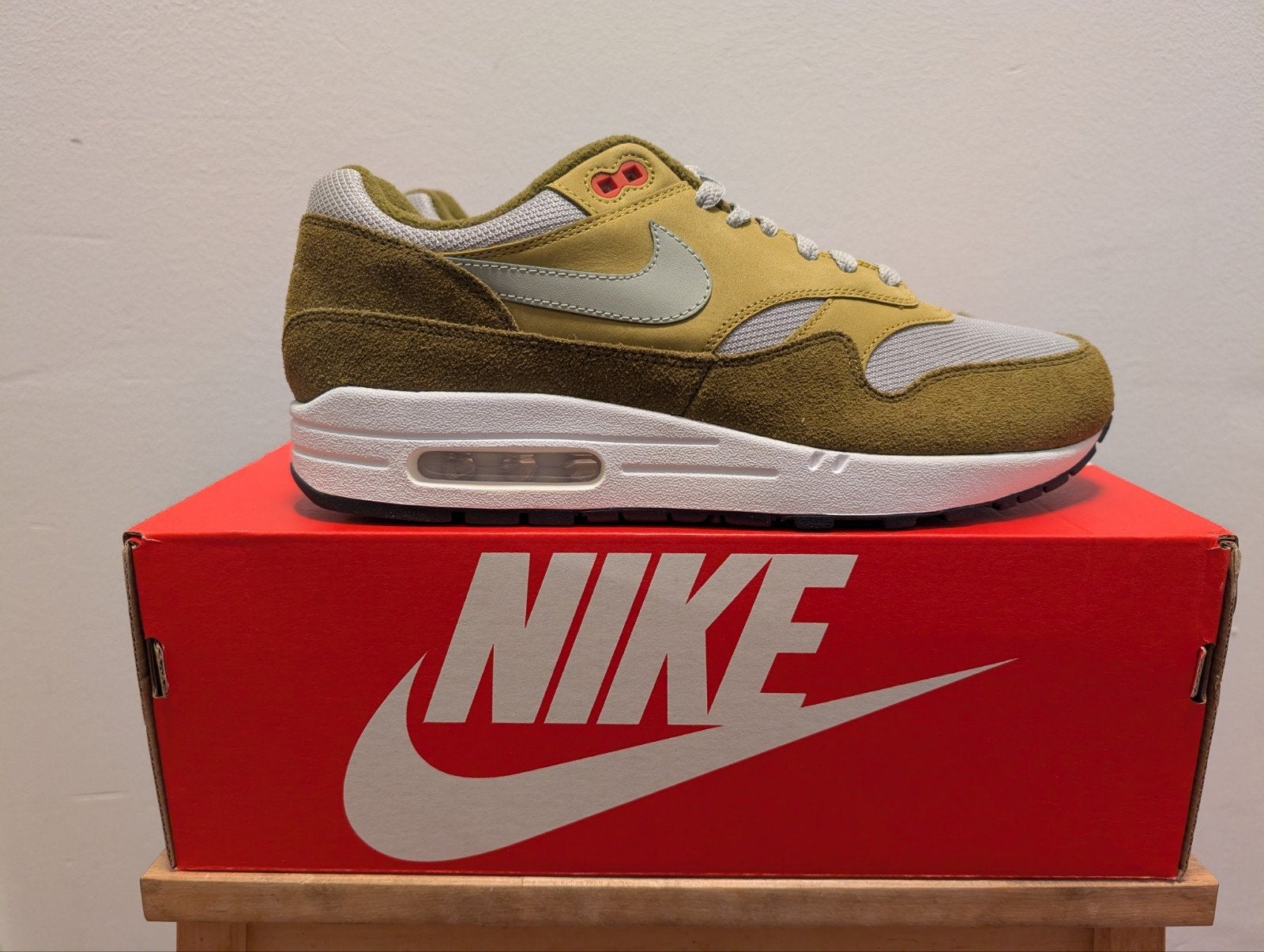 Nike Air Max 1 Curry Pack (Olive) 43, Nike air max, Overige kleuren, Nieuw, Ophalen of Verzenden