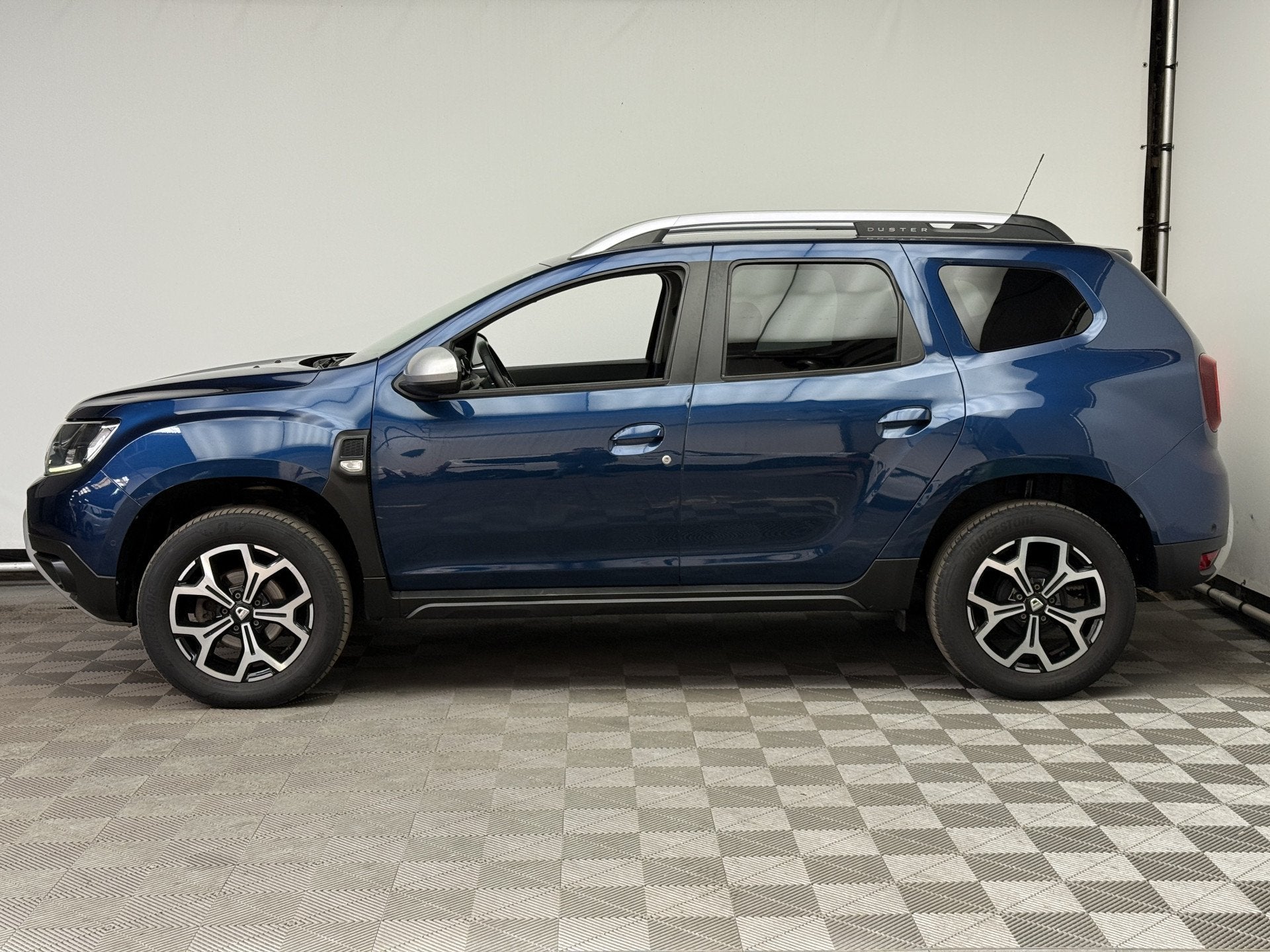 Dacia Duster 1.2 TCe Prestige 360 Camera LM17" Navi, Auto's, Voorwielaandrijving, Gebruikt, 4 cilinders, Leder