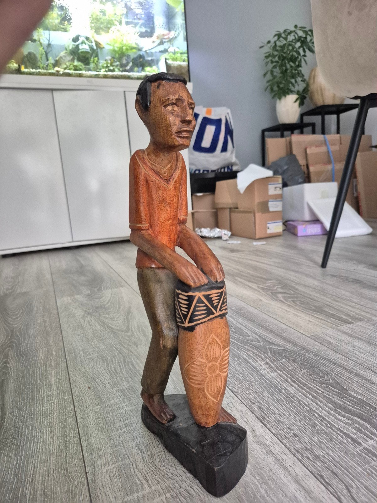 Houten beeld van man met trommel, handgesneden, Antiek en Kunst, Ophalen of Verzenden, 20 - 50 cm, Beeld, Hout