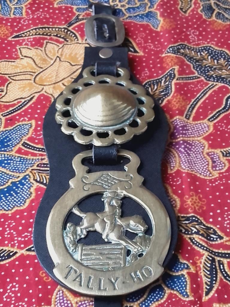 Twee antieke kleppermannetjes uit Engeland aan riem 28 cm.