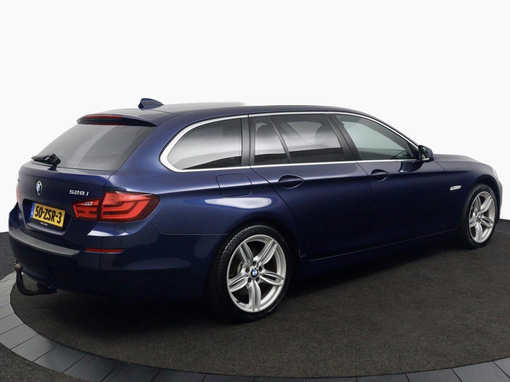 BMW 5-serie Touring 528xi Executive blauw, Auto's, Automaat, Gebruikt, 4 cilinders, 2000 kg