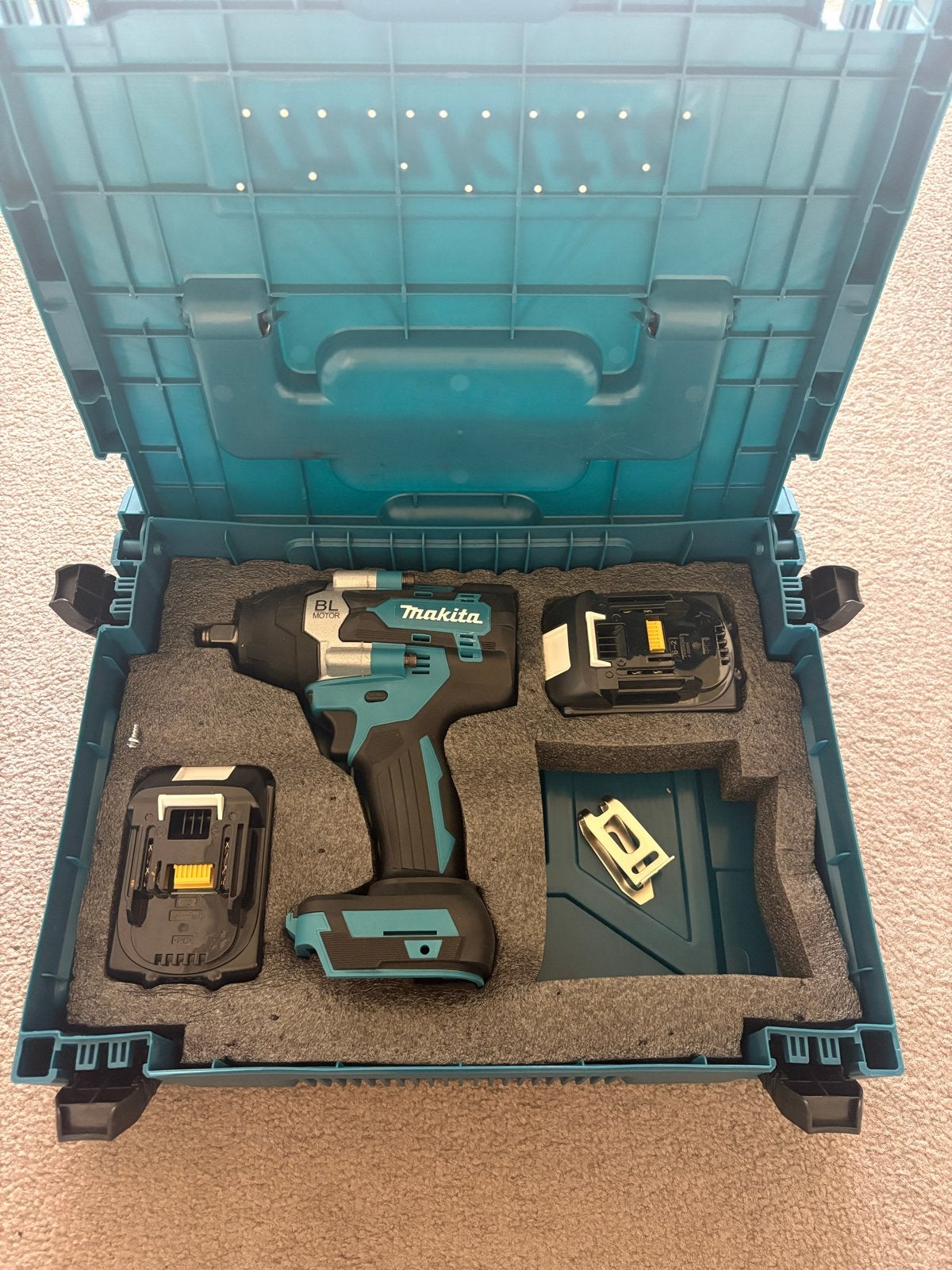 Makita DTW700 Slagmoersleutel met 2x 18V 6Ah accu's in koffe, Ophalen of Verzenden, Zo goed als nieuw