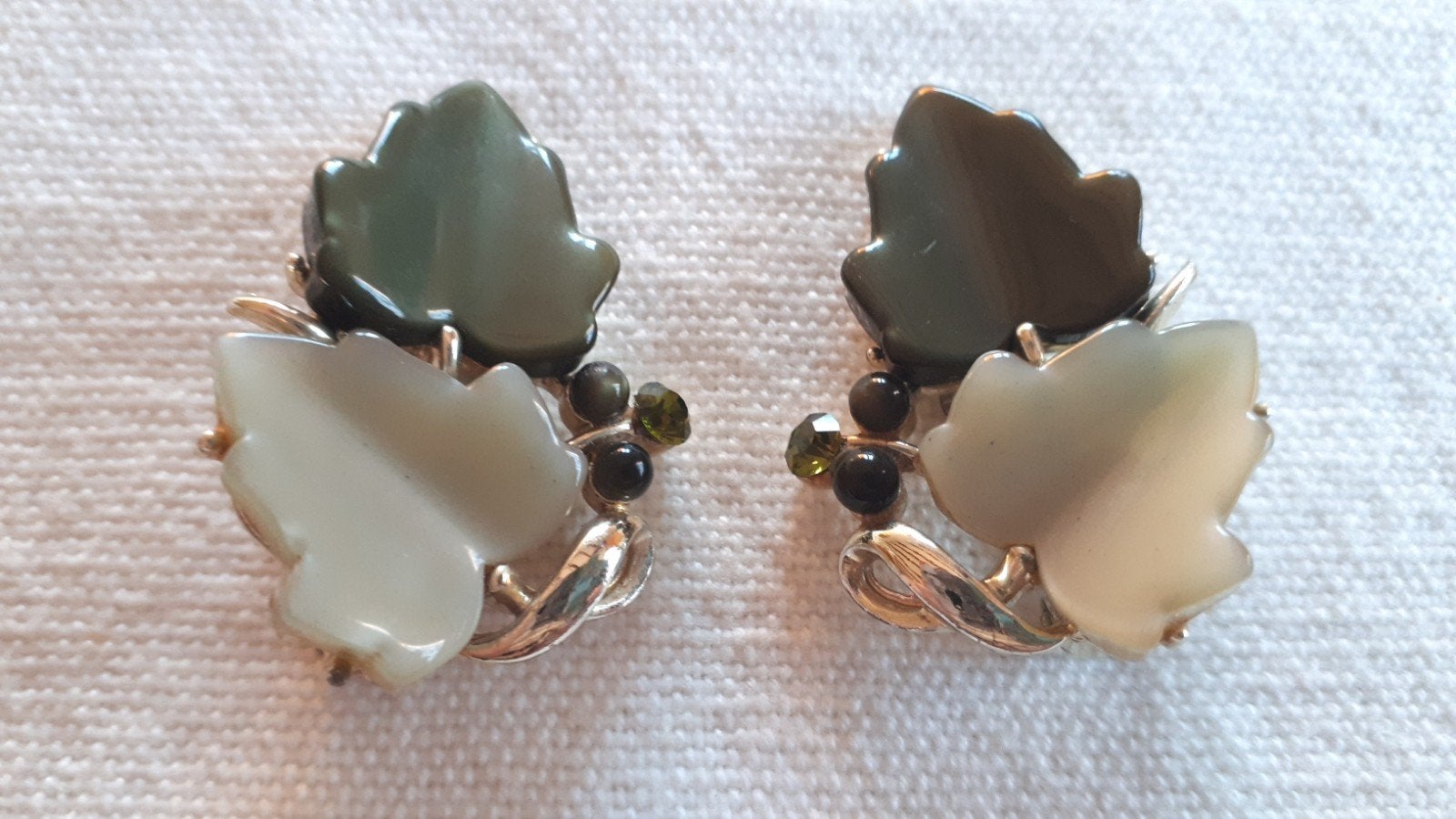 CORO' Gesigneerde Vintage Oorclips met Thermoset., Ophalen of Verzenden, Overige materialen, Oorbellen, Verguld