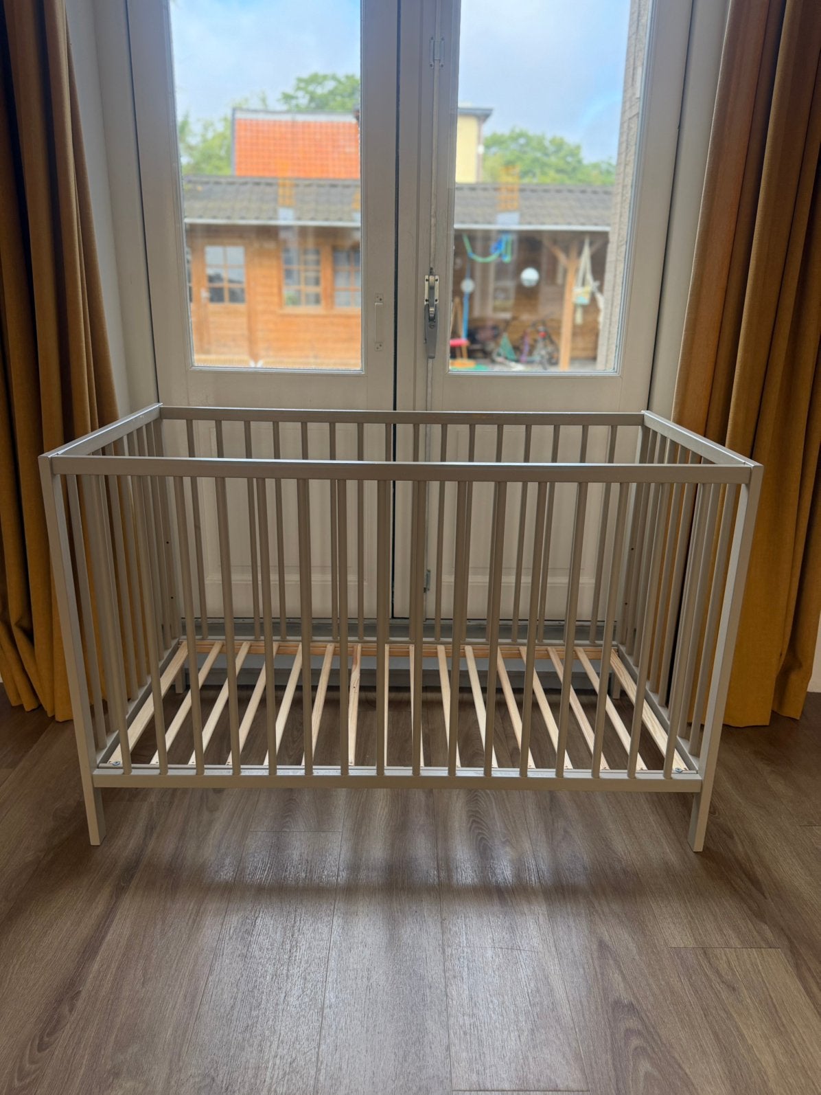 Beige ledikant in Japandi stijl, Kinderen en Baby's, Babywiegjes en Ledikanten, Ophalen, Gebruikt, Ledikant