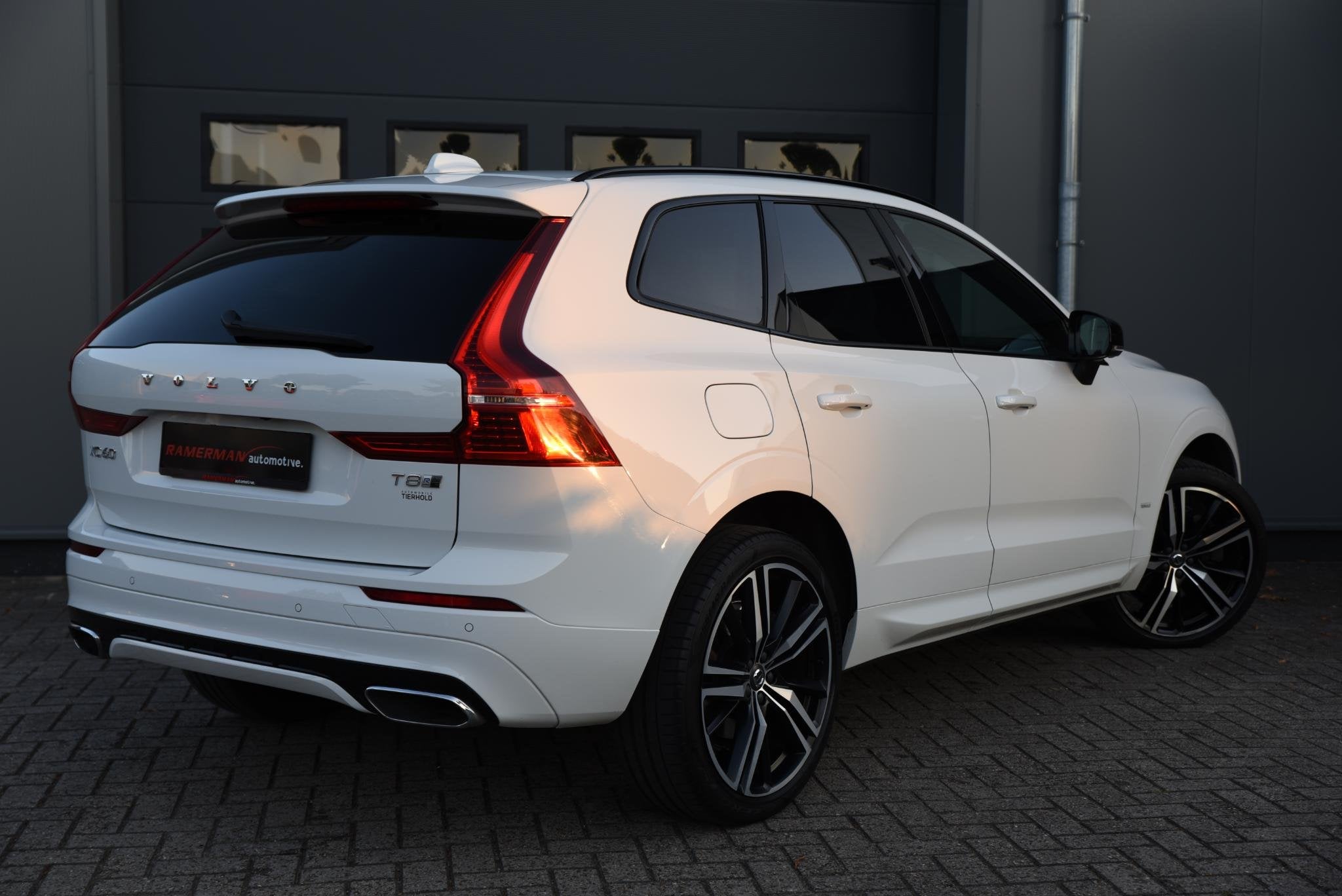 Volvo XC60 2.0 T8 Twin Engine AWD R-Design PANO TREKHAAK HUD, Auto's, Stof, Gebruikt, Euro 6, 4 cilinders