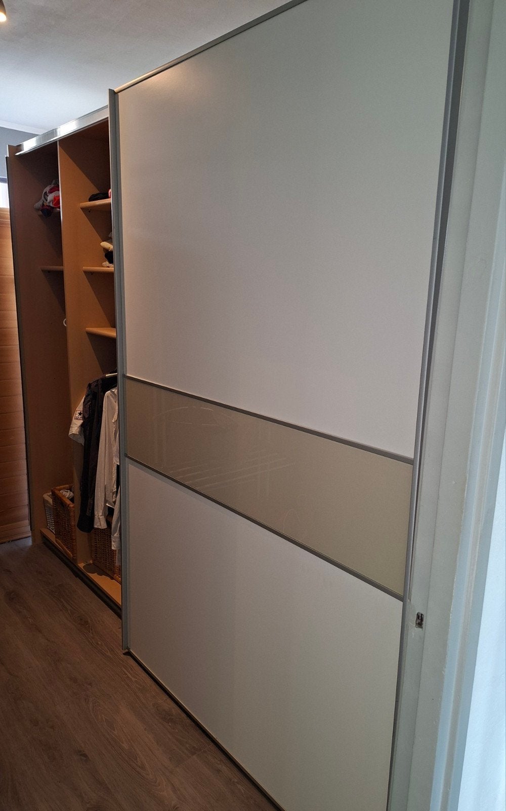 Ruime kledingkast met schuifdeuren en veel opbergruimte, Huis en Inrichting, Ophalen, Gebruikt, 200 cm of meer, Met plank(en)