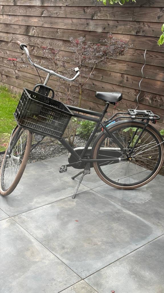 Stevige zwarte stadsfiets met mand en bagagedrager, Fietsen en Brommers, Fietsen | Oldtimers, Ophalen