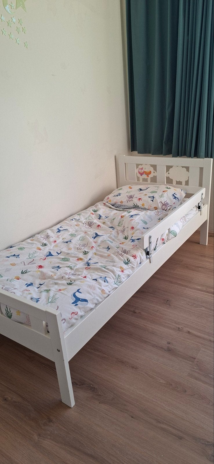 Peuterbed wit met matras en lattenbodem, Gebruikt, 70 tot 85 cm, 140 tot 160 cm, Ophalen