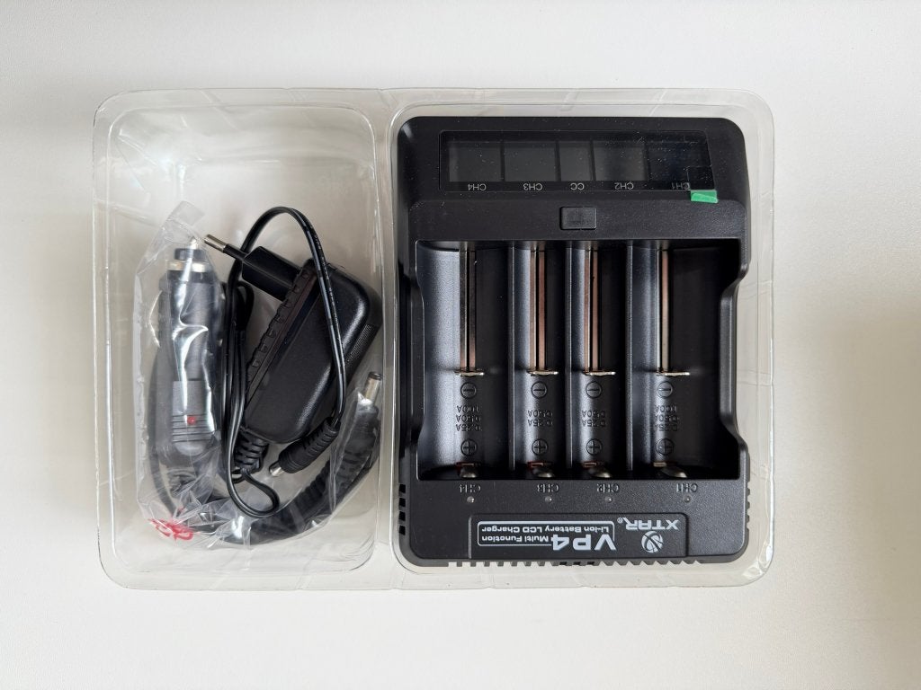 XTAR VP4 Li-ion lader 4-voudig met LCD + auto-adapter, Ophalen of Verzenden, Nieuw
