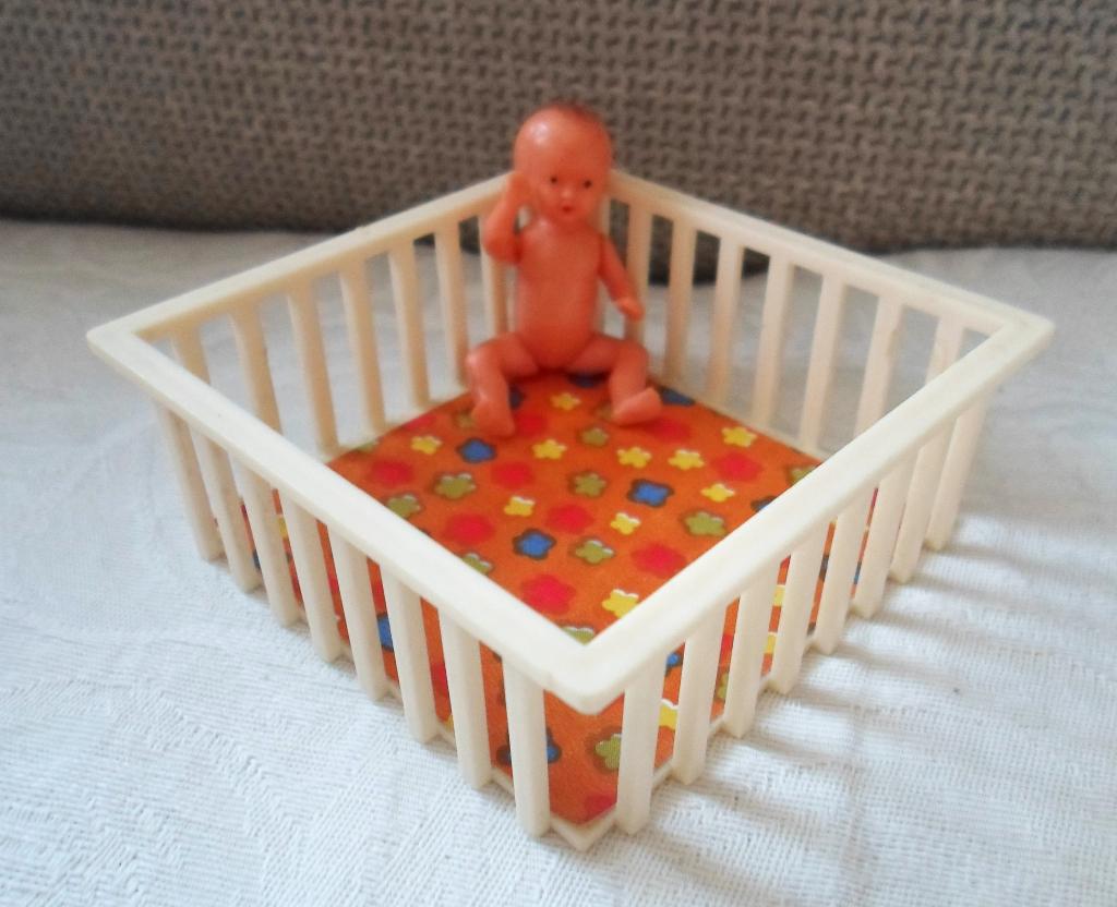 Poppenhuispopje in de box., Verzamelen, Poppenhuizen en Toebehoren, Ophalen of Verzenden, Zo goed als nieuw, Gebruiksvoorwerp